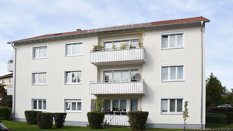 Fassadenreinigung und Algenbekämpfung an einem Wohnhaus in Stuttgart, Edisonstraße-2